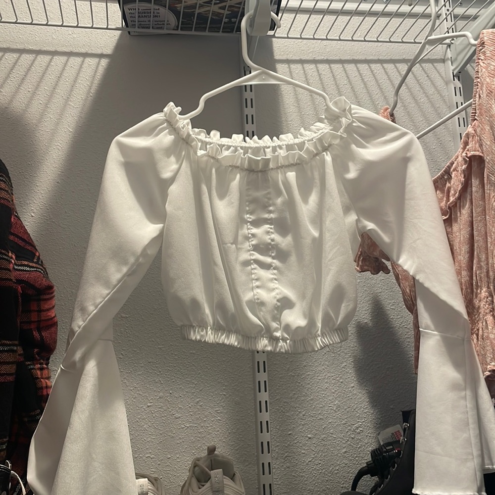 Very cute white crop top perfect for a angel costume! Used 1x slightly see thru